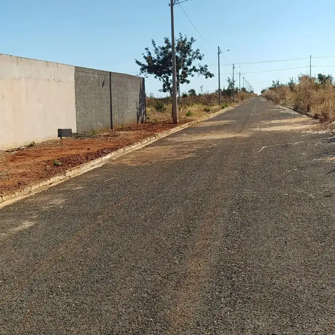 Rua asfaltada com meio-fio no Residencial Santa Mônica, Planaltina de Goiás (GO)